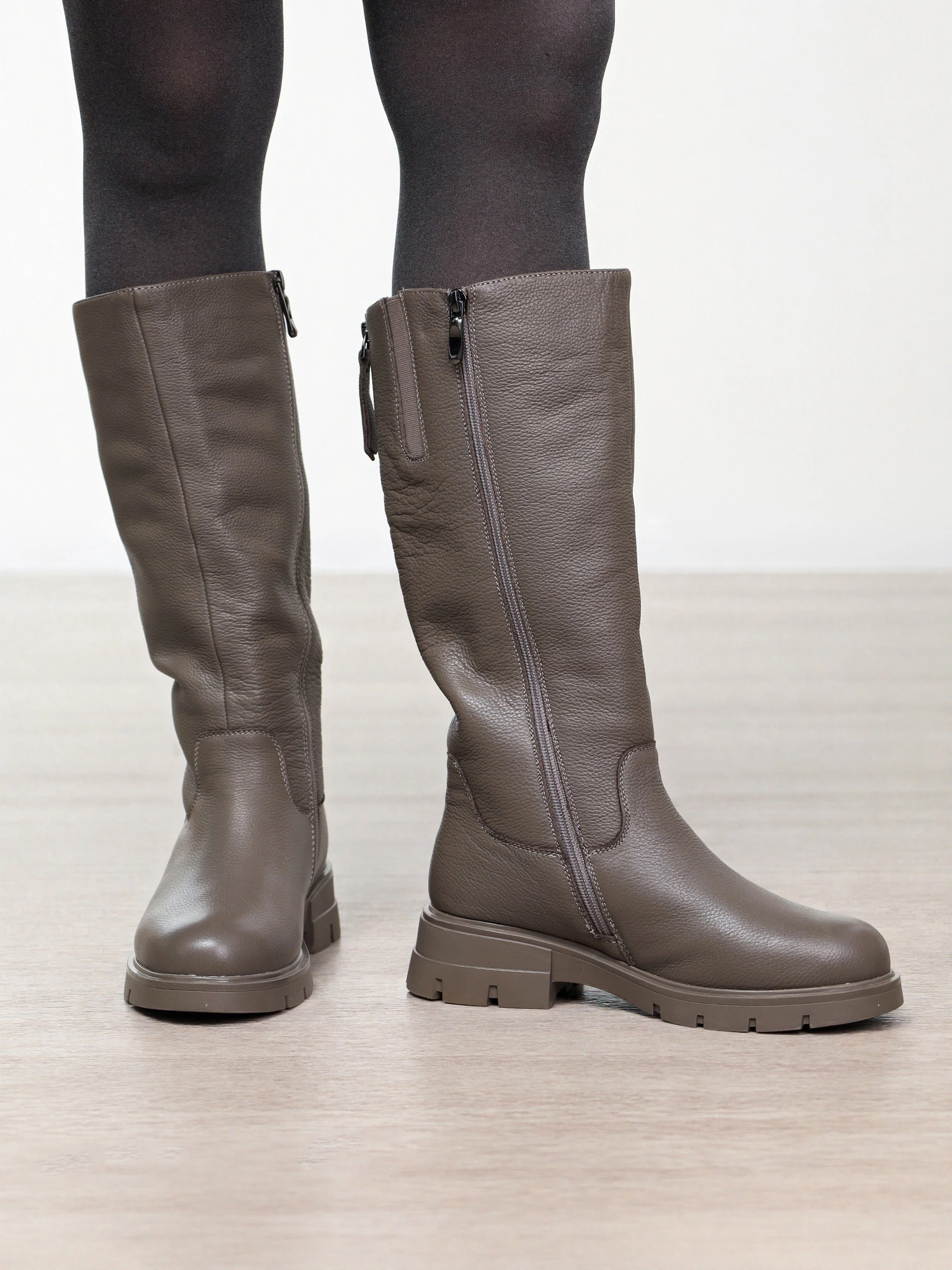 Сапоги серого цвета на рельефной подошве